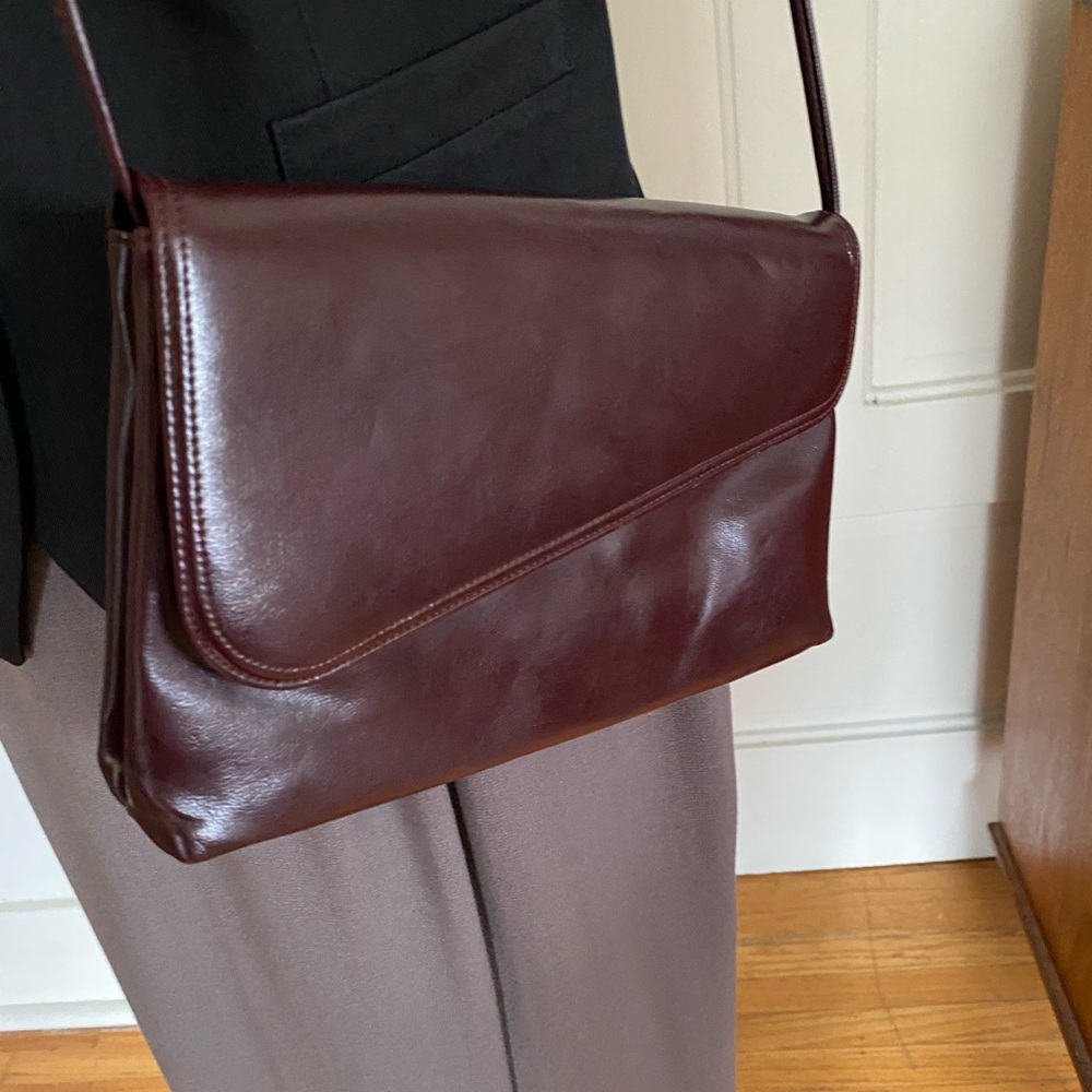 Vintage 80s Elegant Vegan Leather Burgundy Crossbody Bag.